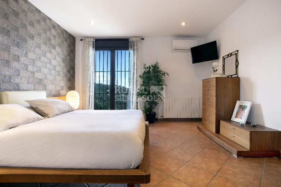 Dormitorio con cama doble y TV de Casa rural en Alcaucín (Málaga)-4035