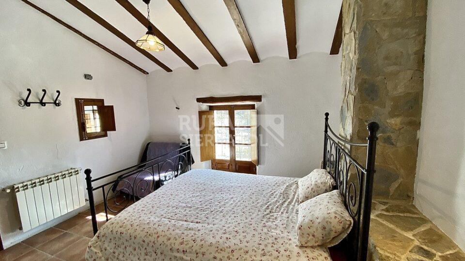 Dormitorio con cama de matrimonio de casa rural en Taberno (Almería) - 0968