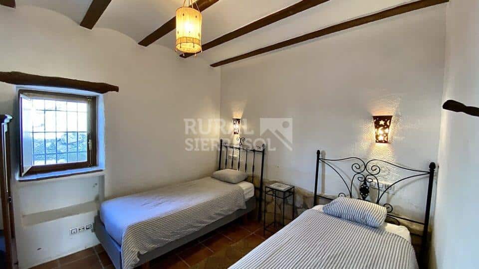 Dormitorio con dos camas individuales de casa rural en Taberno (Almería) - 0968