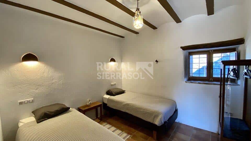 Dormitorio con dos camas individuales de casa rural en Taberno (Almería) - 0969