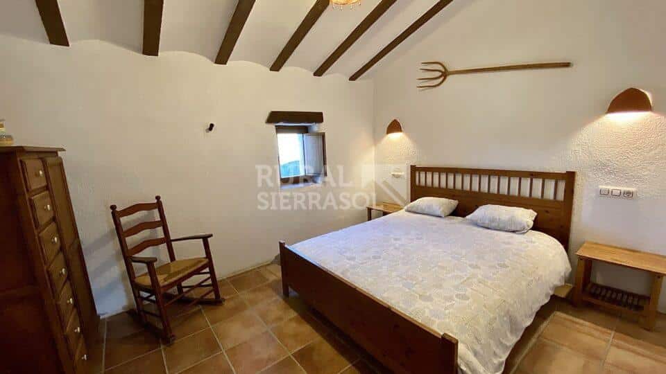 Dormitorio con cama de matrimonio de casa rural en Taberno (Almería) - 0969