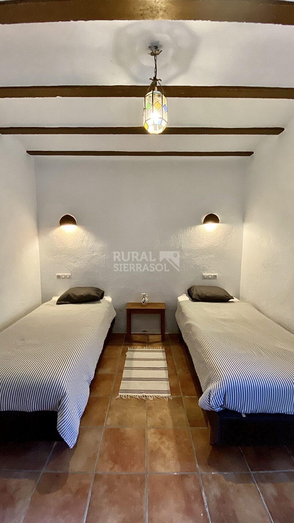 Dormitorio con dos camas individuales Casa rural en Taberno (Almería) - 0915