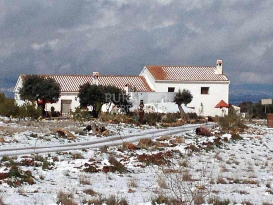 Exterior nevado de casa rural en Freila (Granada) referencia 0223