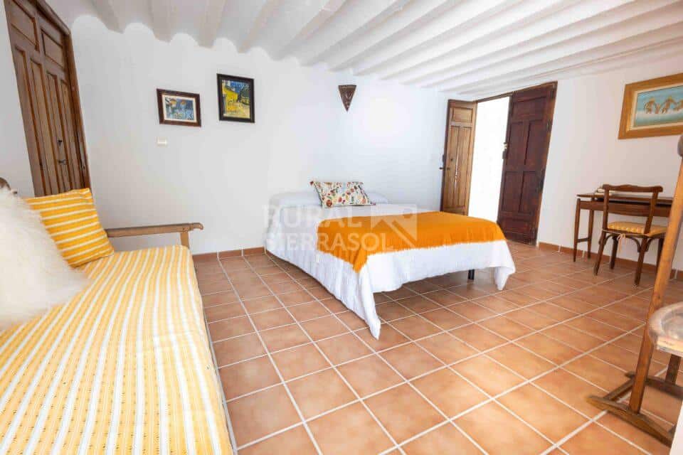 cama doble en habitación de Casa rural en Chilluevar (Jaén)-2145