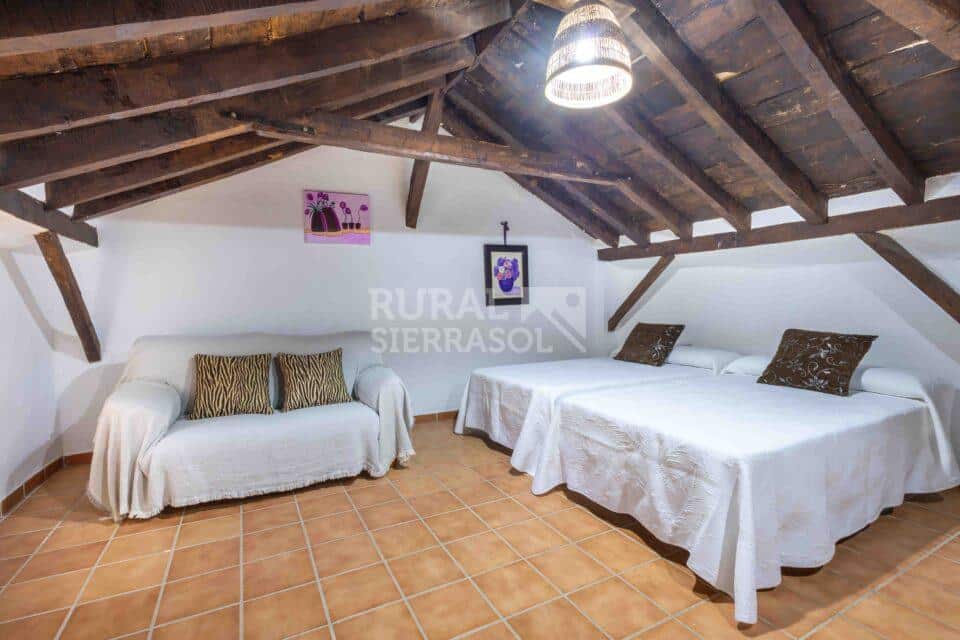 Habitación de dos camas dobles de Casa rural en Chilluevar (Jaén)-2145