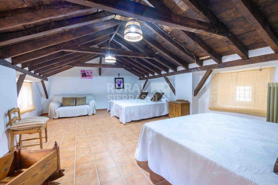 Habitación con dos camas dobles de Casa rural en Chilluevar (Jaén)-2145