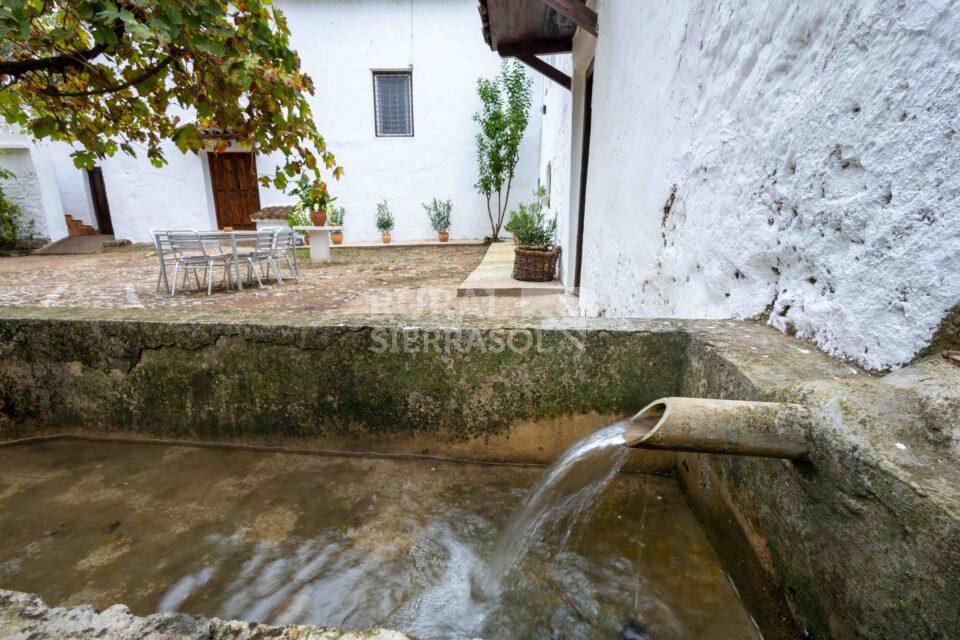 Fuente junto a Casa rural en Chilluevar (Jaén)-2145